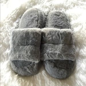 SALE!!! FLUFFY SLIPPERS SIZE 8-9